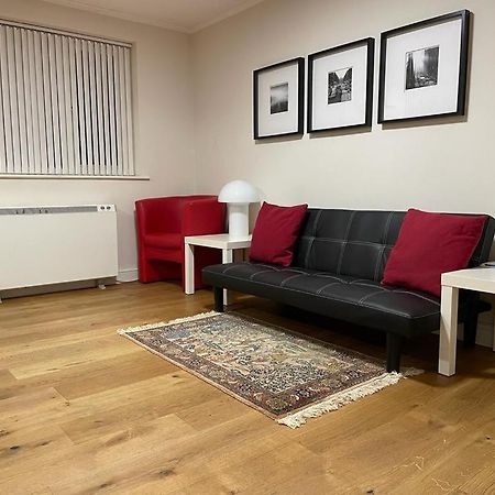 לונדון Morden Flat Close To Dlr Station With Free Parking מראה חיצוני תמונה