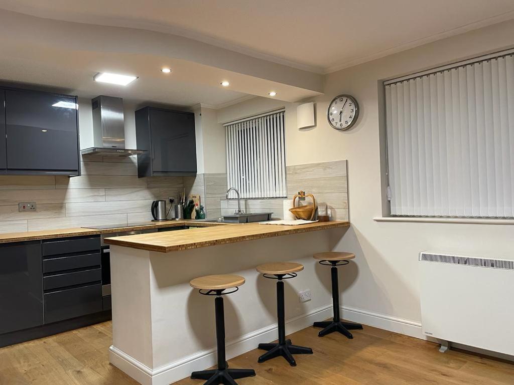 לונדון Morden Flat Close To Dlr Station With Free Parking מראה חיצוני תמונה