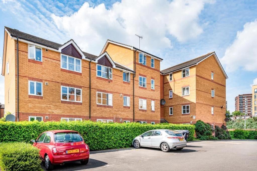 לונדון Morden Flat Close To Dlr Station With Free Parking מראה חיצוני תמונה